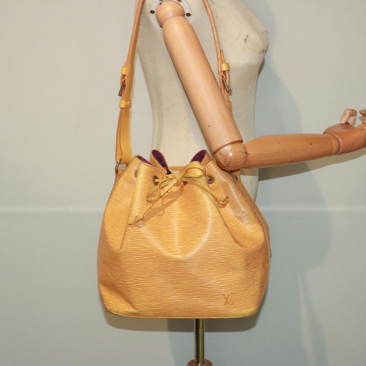 Louis Vuitton Noé Red Leather Shoulder Bag (Pre-Owned)