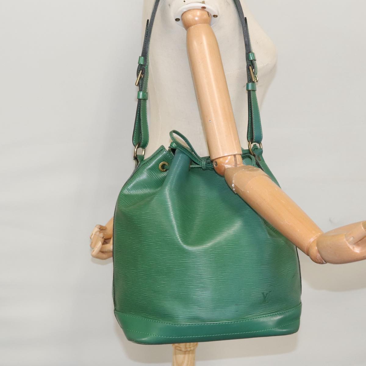 Louis Vuitton Noé Green Leather Shoulder Bag (Pre-Owned)