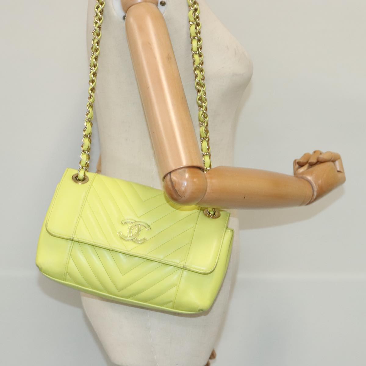 Chanel V-Stich Green Leather Shoulder Bag (Pre-Owned)