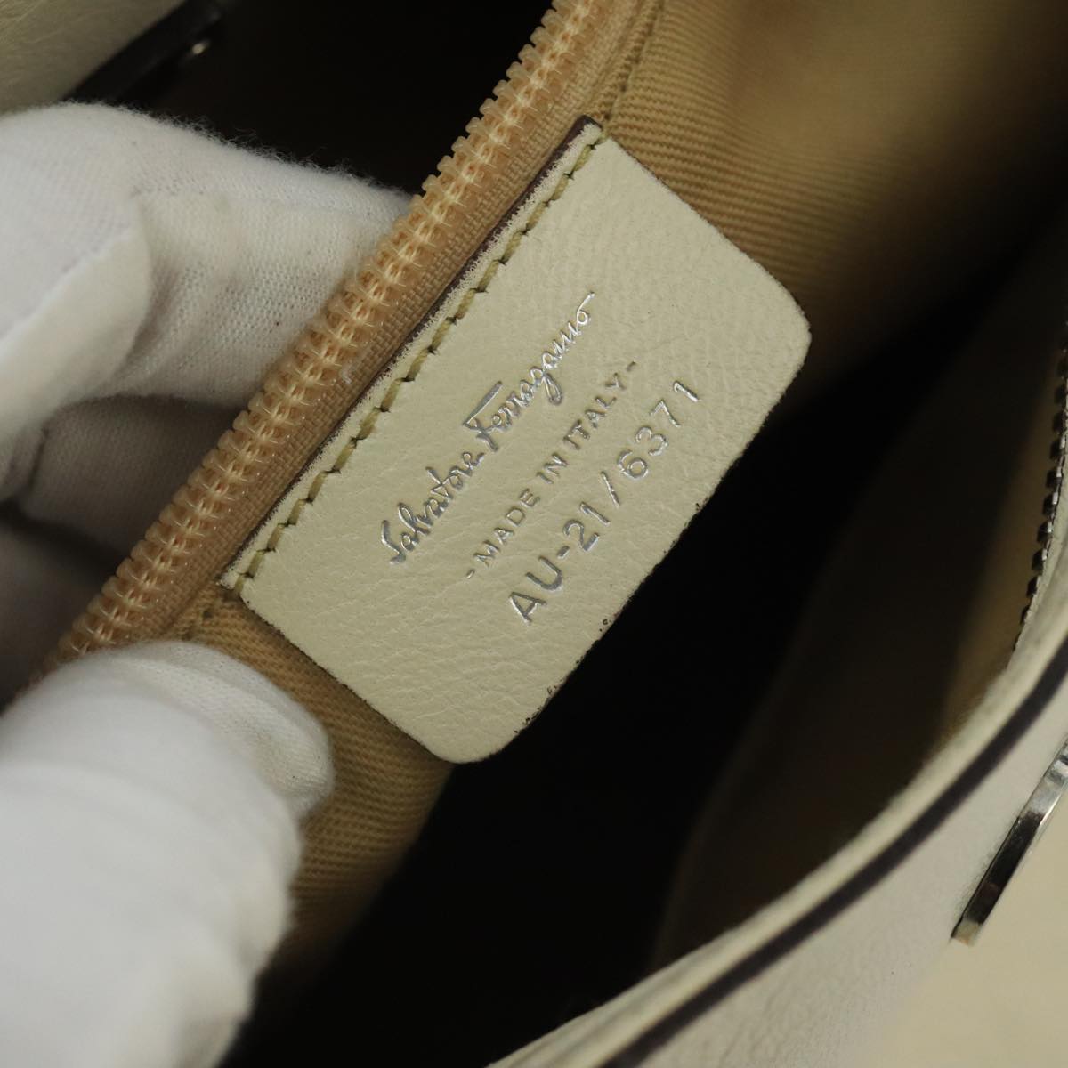 Salvatore Ferragamo White Leather Shoulder Bag (Pre-Owned)