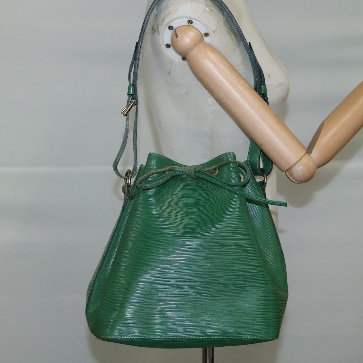 Louis Vuitton Noé Green Leather Shoulder Bag (Pre-Owned)