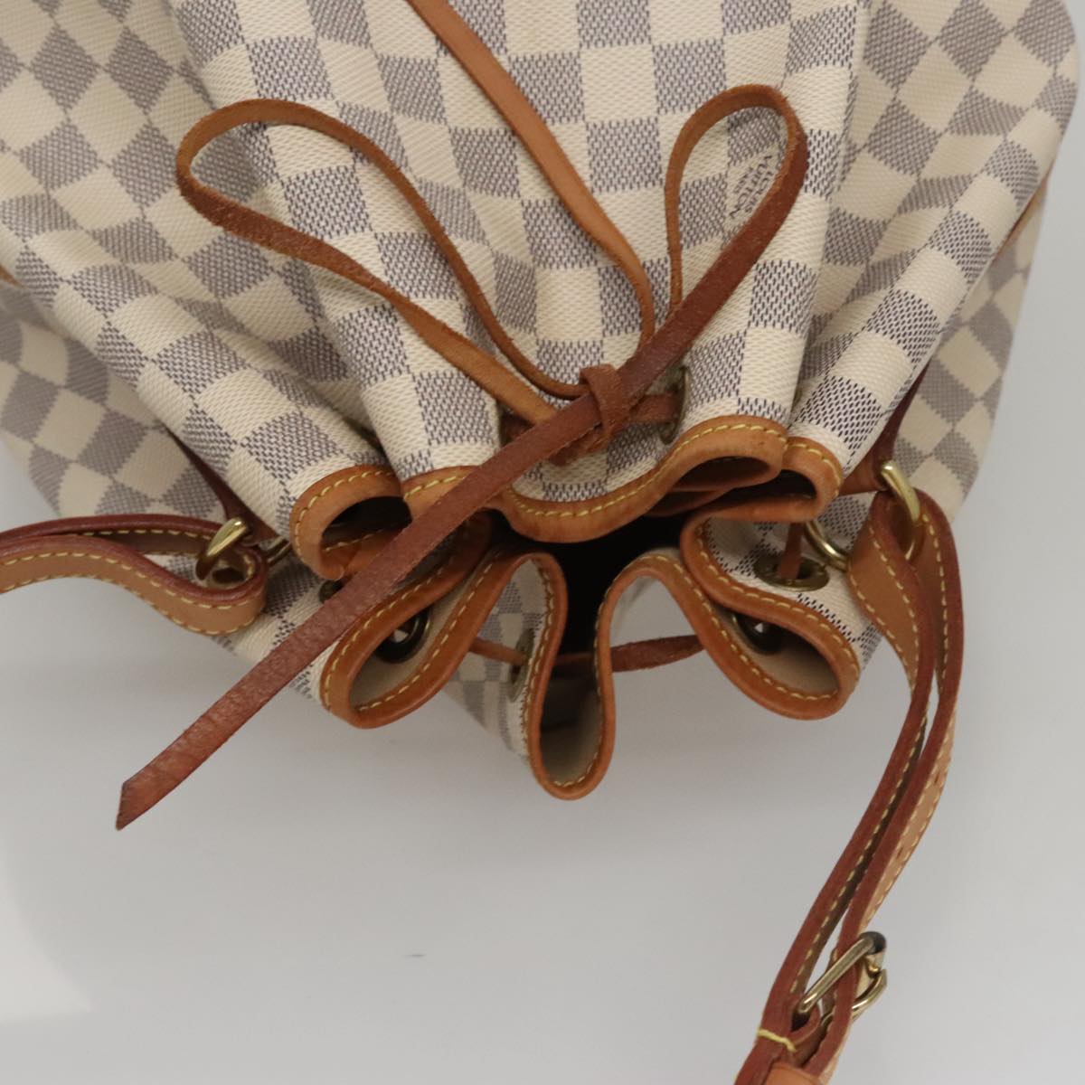 Louis Vuitton Noé White Canvas Shoulder Bag (Pre-Owned)