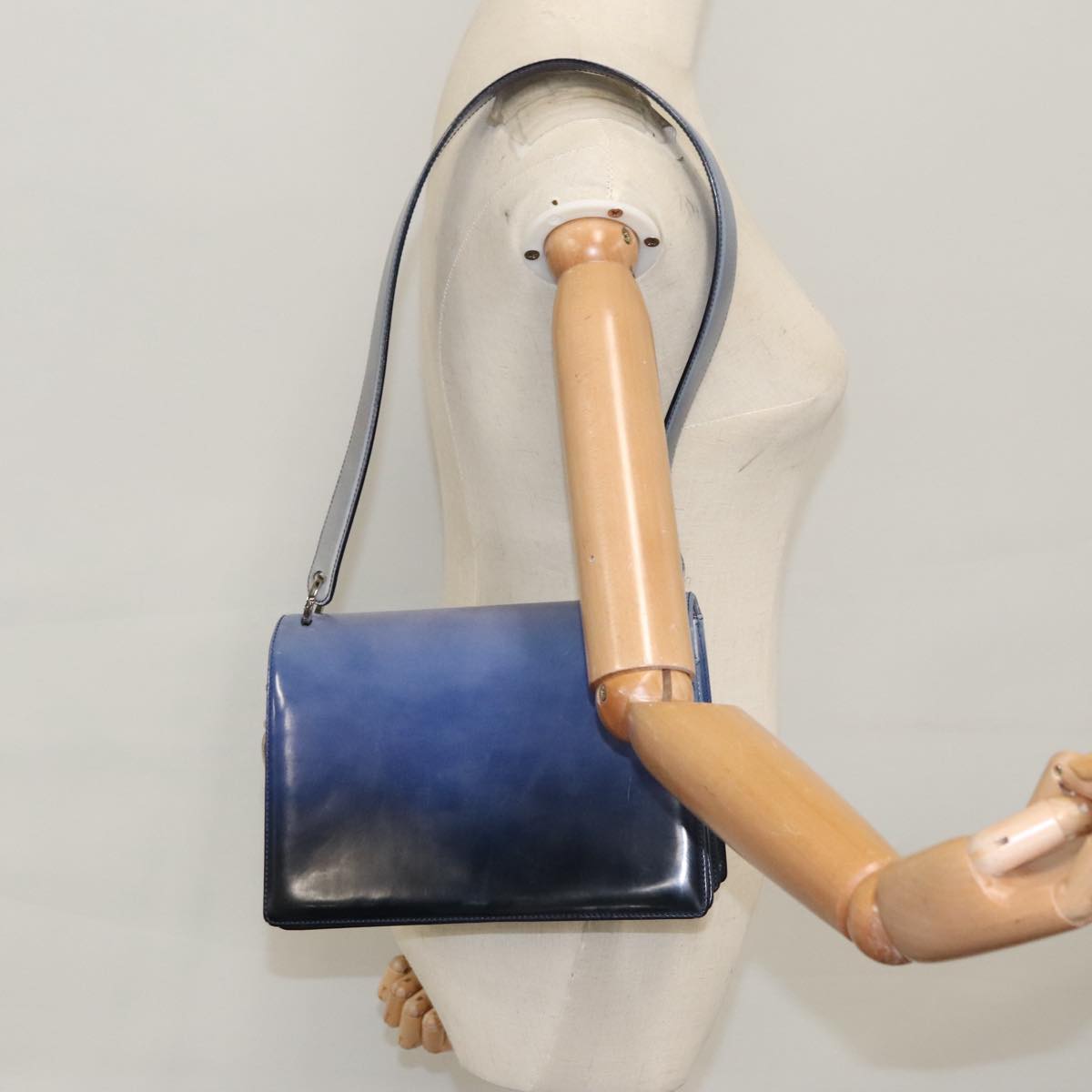Salvatore Ferragamo Gancini Blue Patent Leather Shoulder Bag (Pre-Owned)