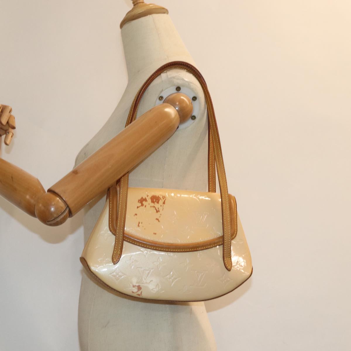 Louis Vuitton Biscayne Bay Camel Patent Leather Shoulder Bag (Pre-Owned)