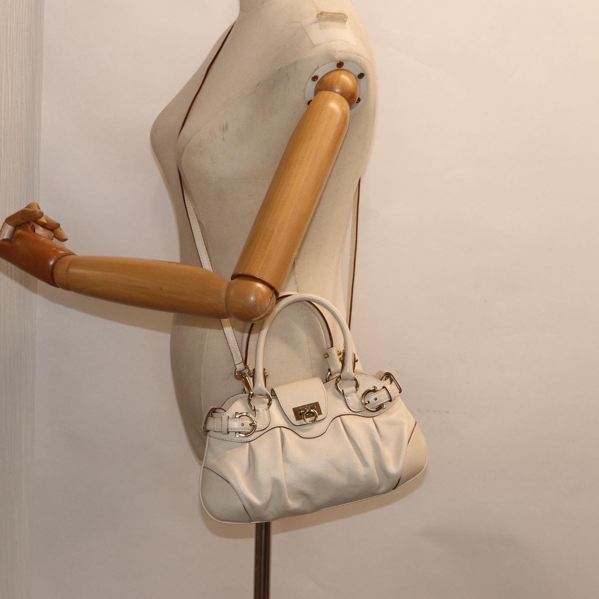 Salvatore Ferragamo Marisa White Leather Handbag (Pre-Owned)