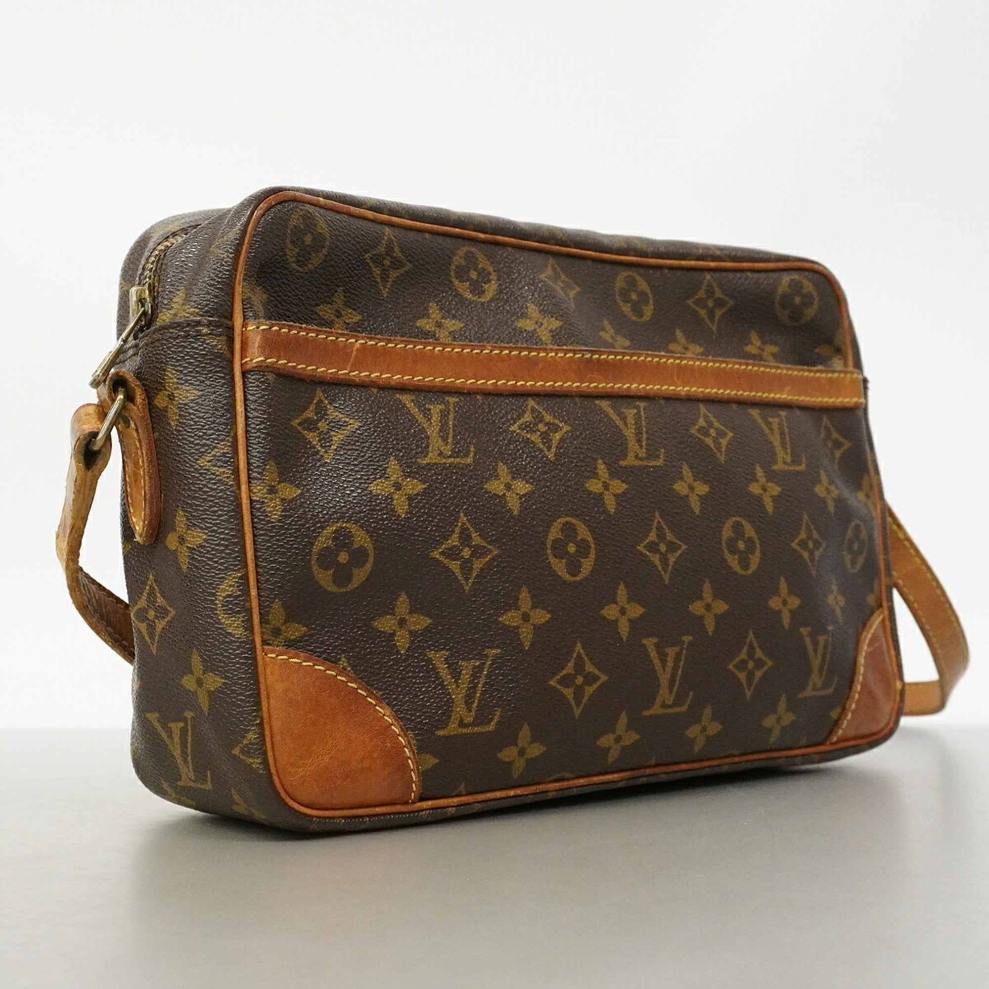 Louis Vuitton Brown Shoulder Bag (Pre-Owned)