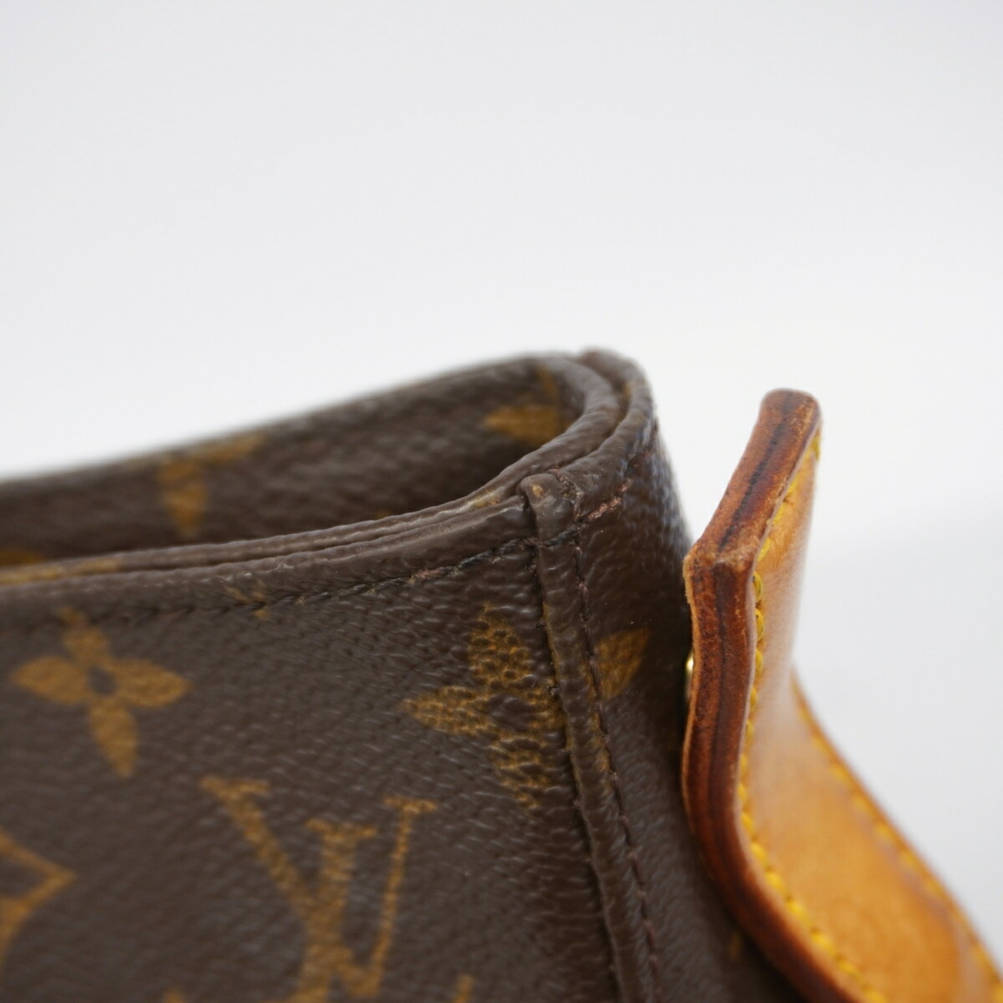 Louis Vuitton Brown Shoulder Bag (Pre-Owned)
