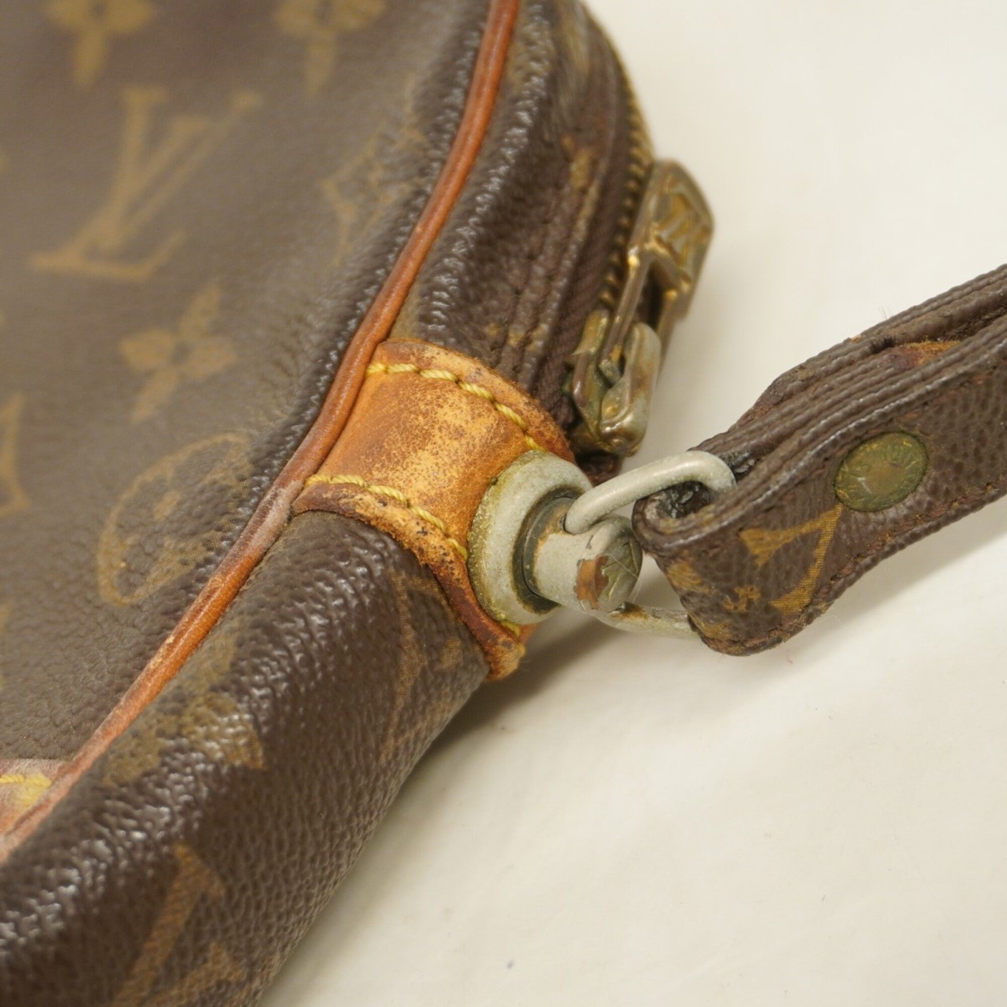 Louis Vuitton Brown Clutch Bag (Pre-Owned)
