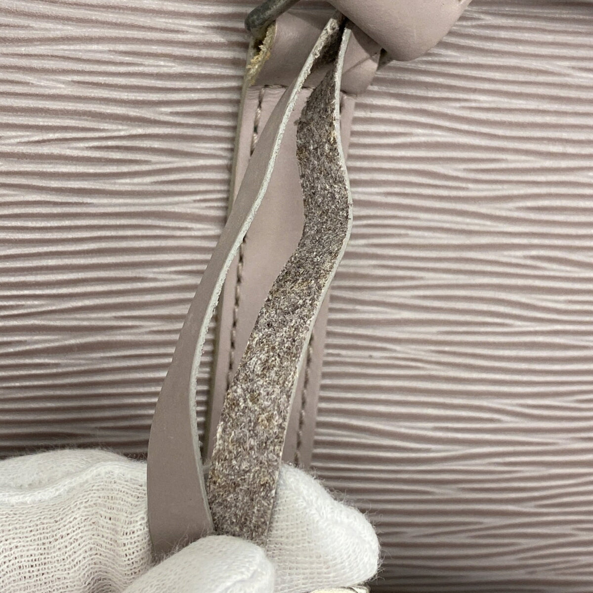 Louis Vuitton Lilac Handbag (Pre-Owned)