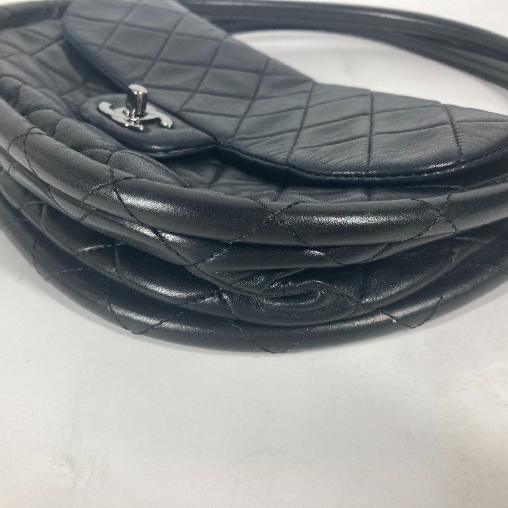 Chanel Black Leather Handbag (Pre-Owned)