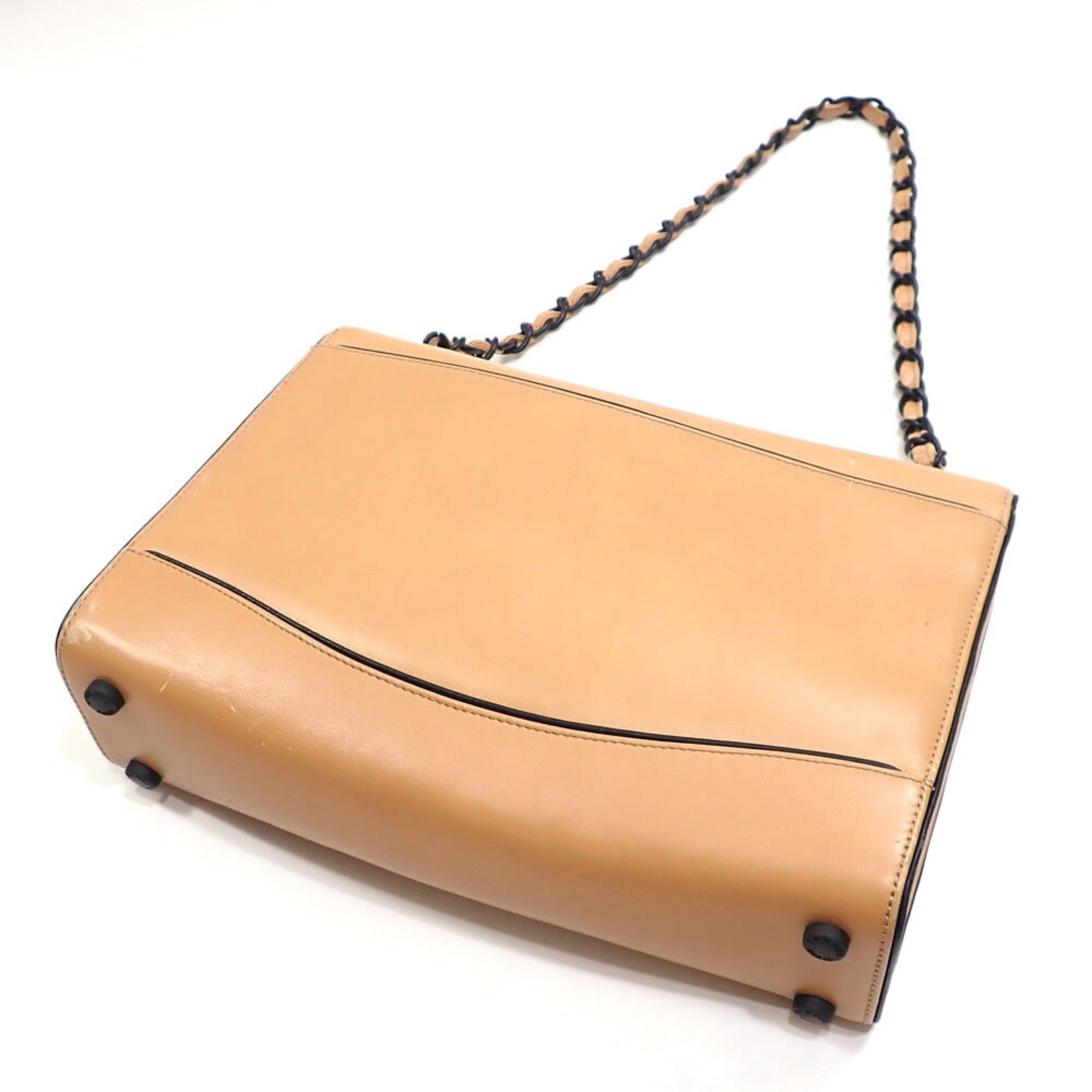 Chanel Beige Leather Shoulder Bag (Pre-Owned)