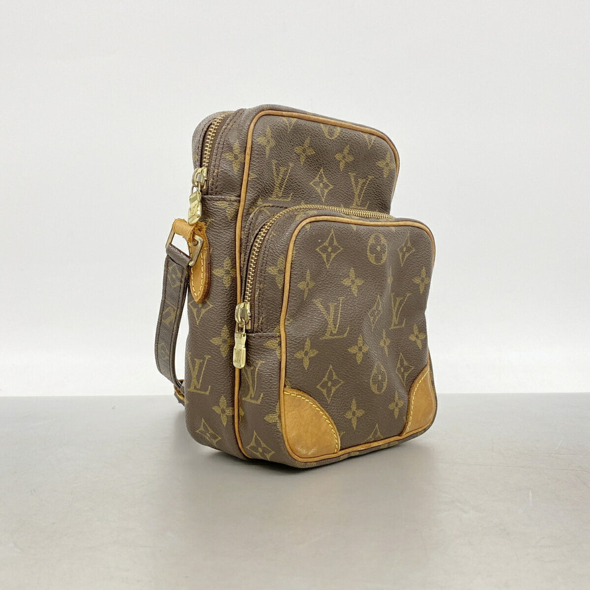 Louis Vuitton Brown Shoulder Bag (Pre-Owned)