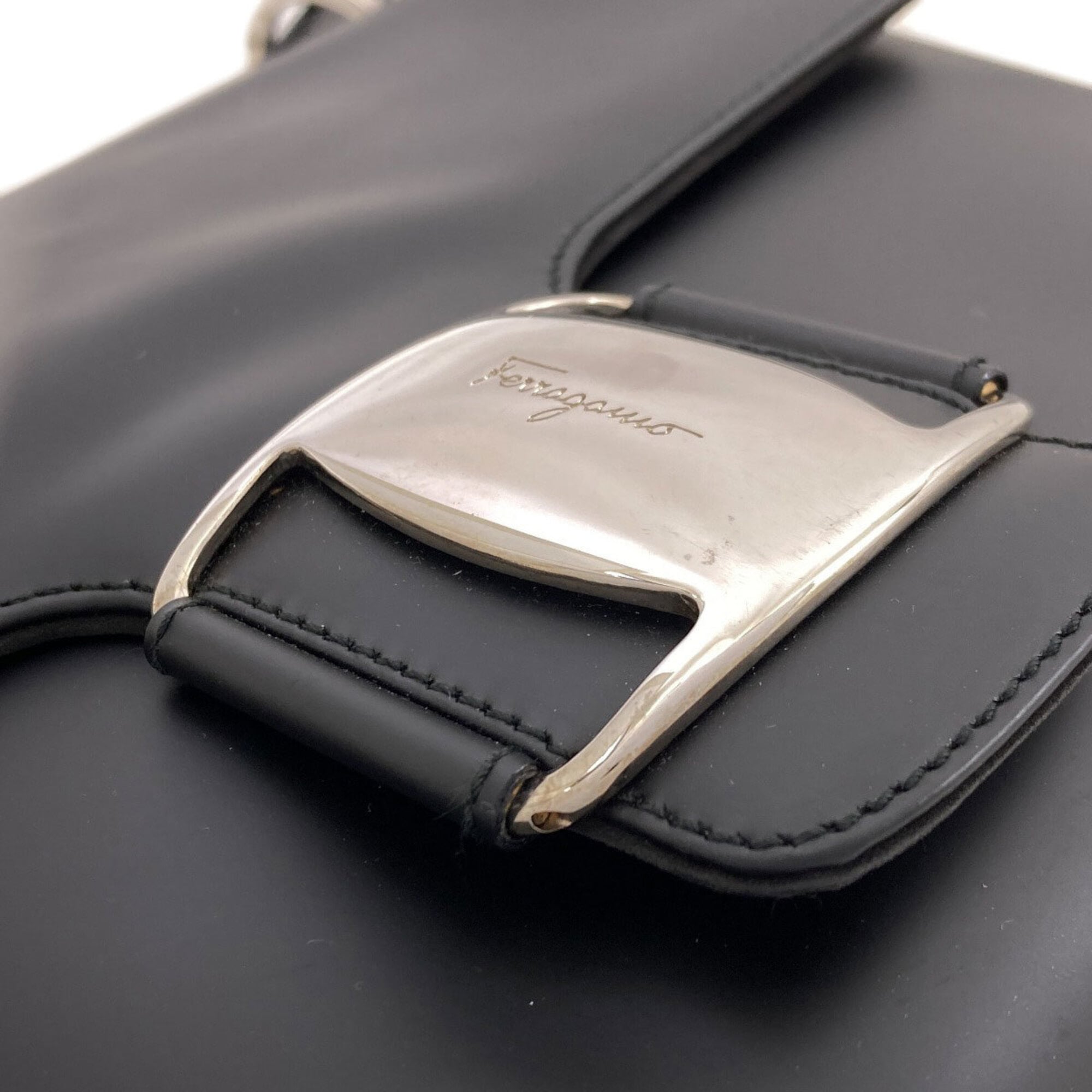 Salvatore Ferragamo Black Leather Shoulder Bag (Pre-Owned)