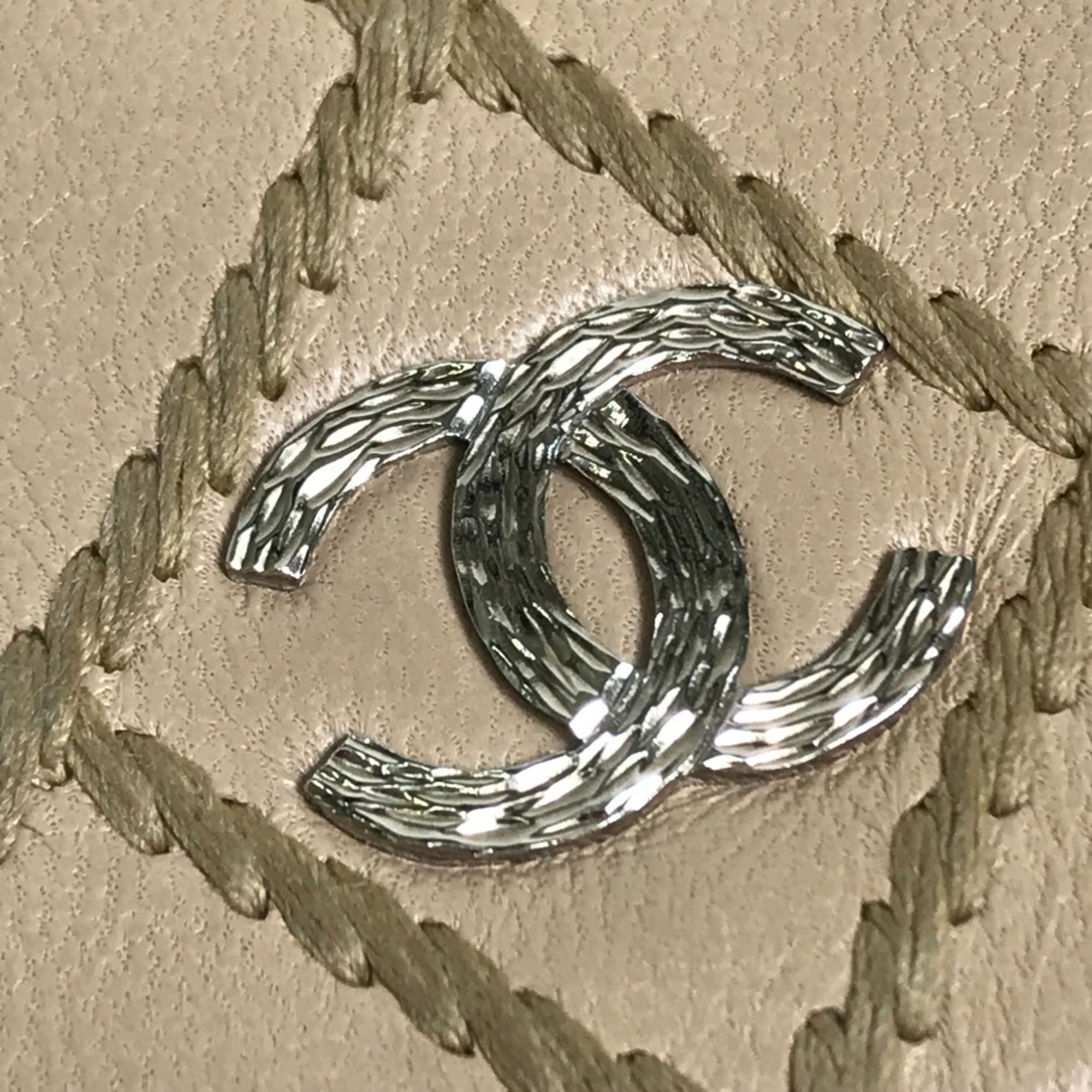 Chanel Beige Leather Chain/Shoulder Wallet (Pre-Owned)