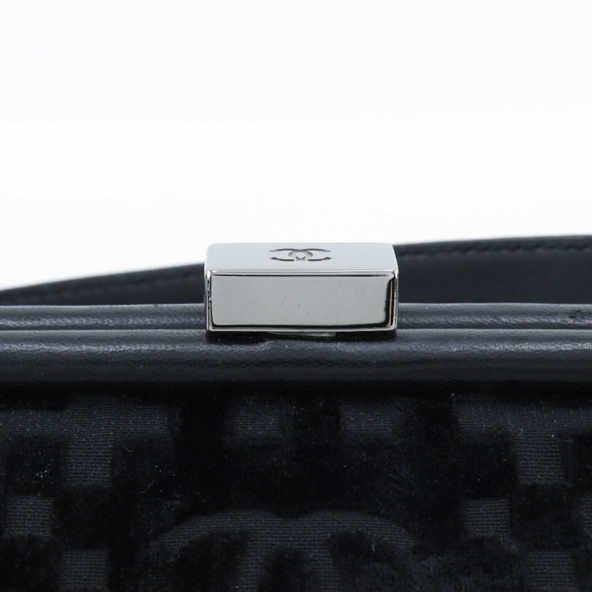 Chanel Black Leather Shoulder Bag (Pre-Owned)
