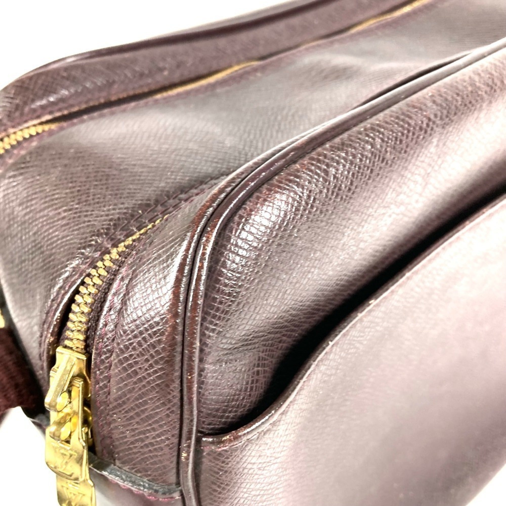 Louis Vuitton Purple Taiga Leather Shoulder Bag (Pre-Owned)