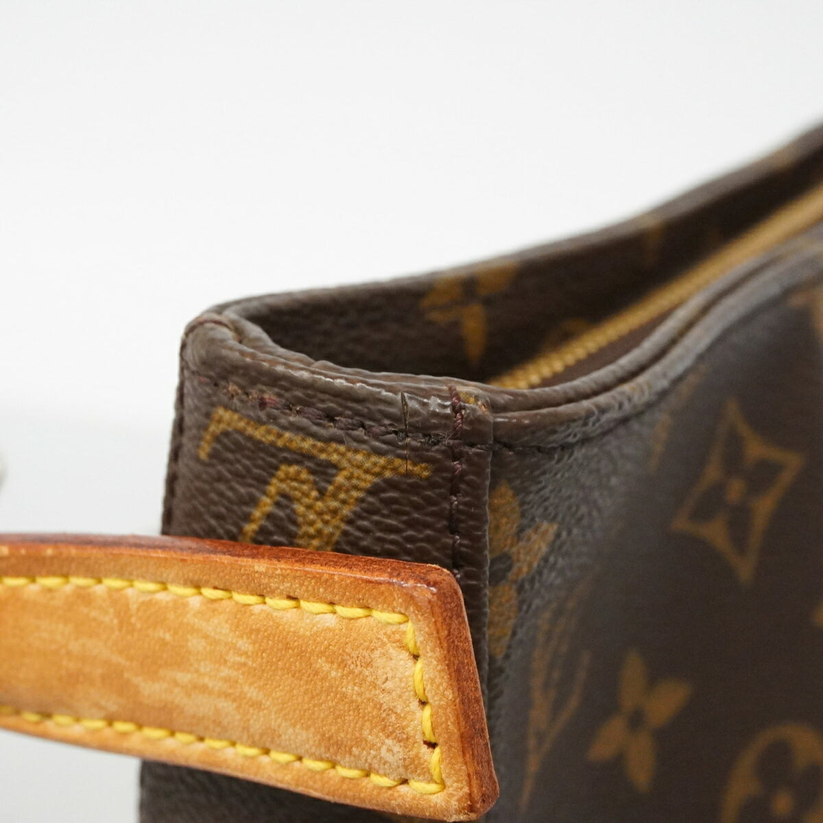 Louis Vuitton Brown Shoulder Bag (Pre-Owned)
