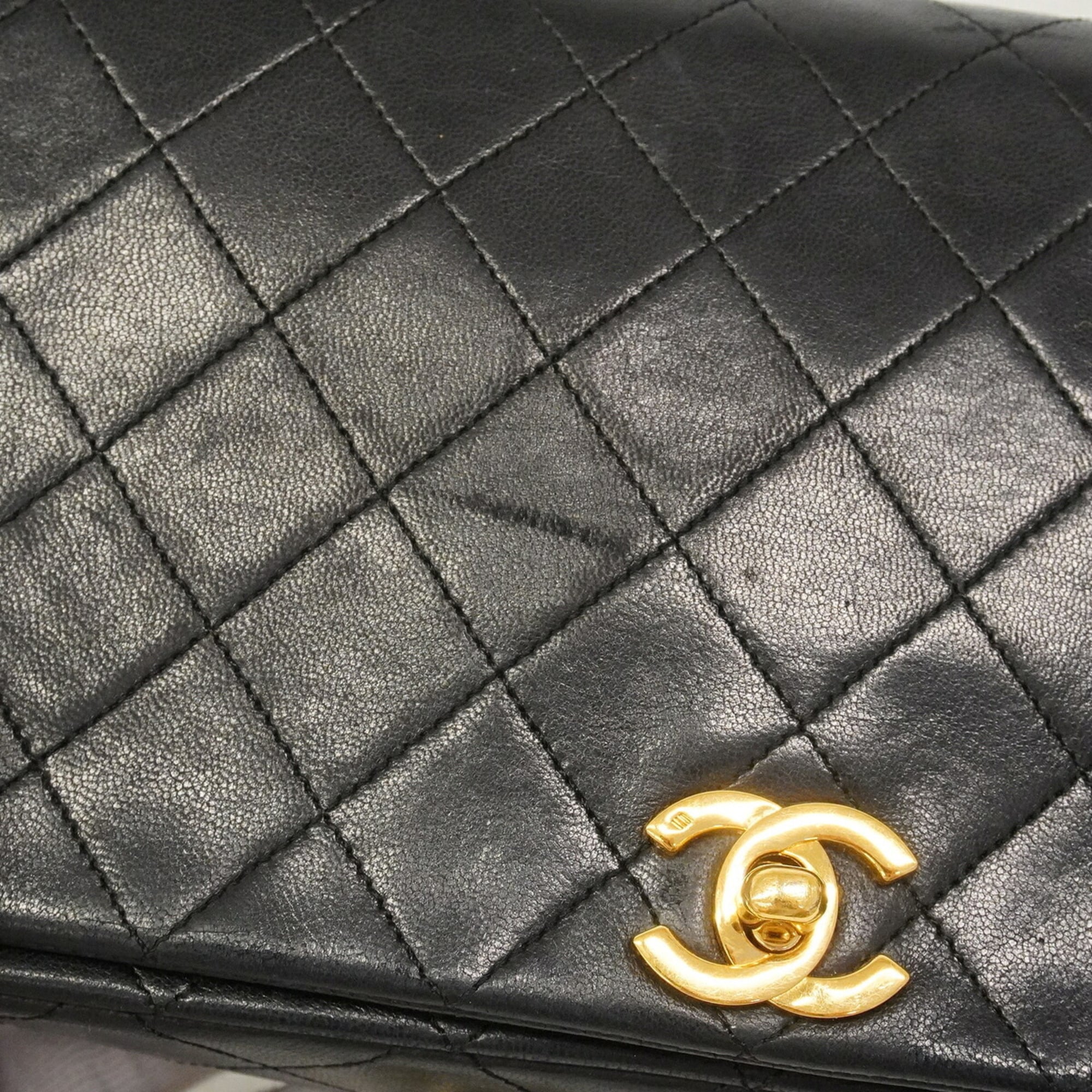 Chanel Black Leather Shoulder Bag (Pre-Owned)
