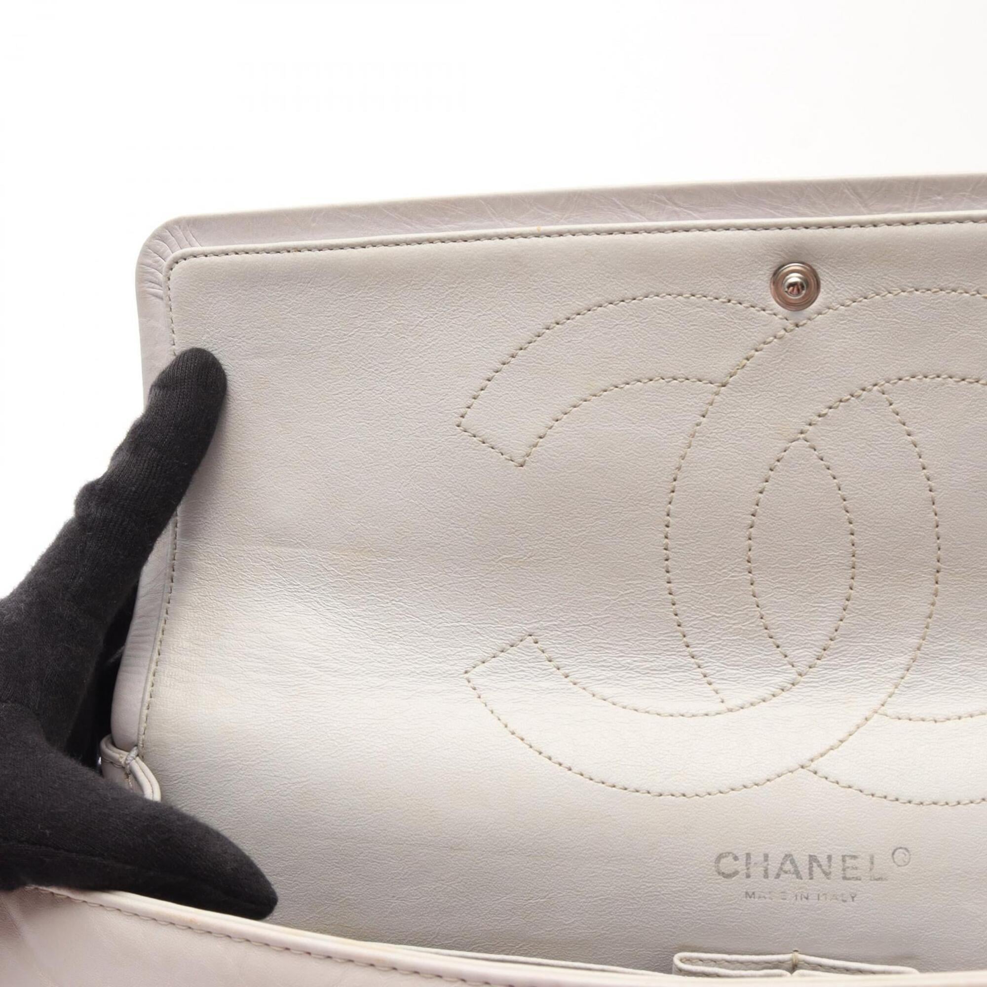 Chanel White Leather Handbag Shoulder Bag (Pre-Owned)