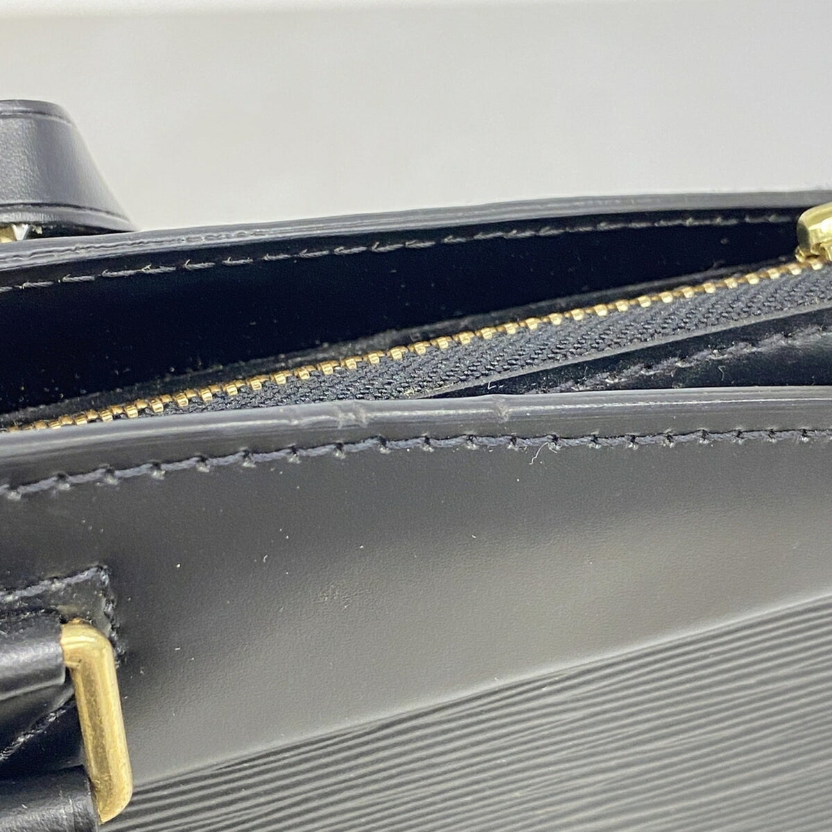Louis Vuitton Noir Handbag (Pre-Owned)