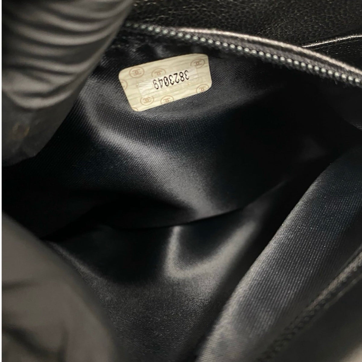 Chanel Black Leather Shoulder Bag (Pre-Owned)