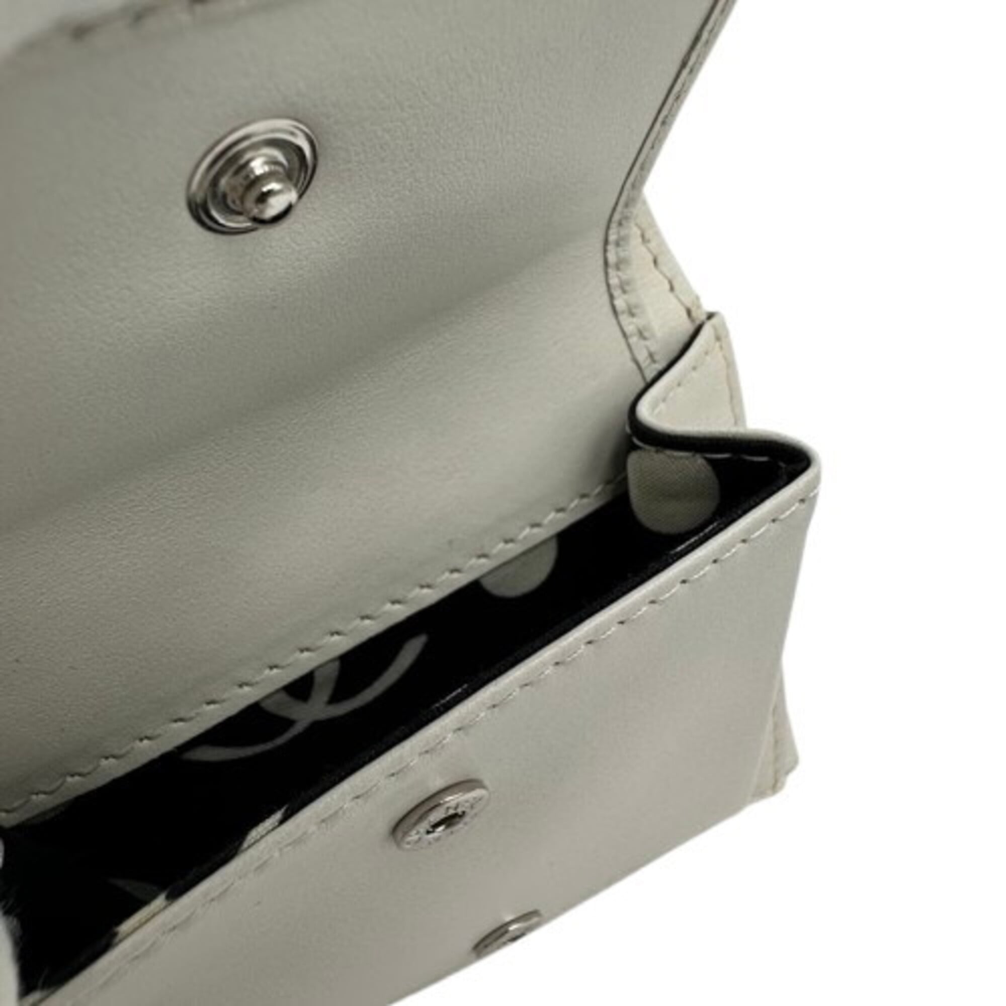 Chanel White Grained Calfskin Wallet (Bi-Fold) (Pre-Owned)