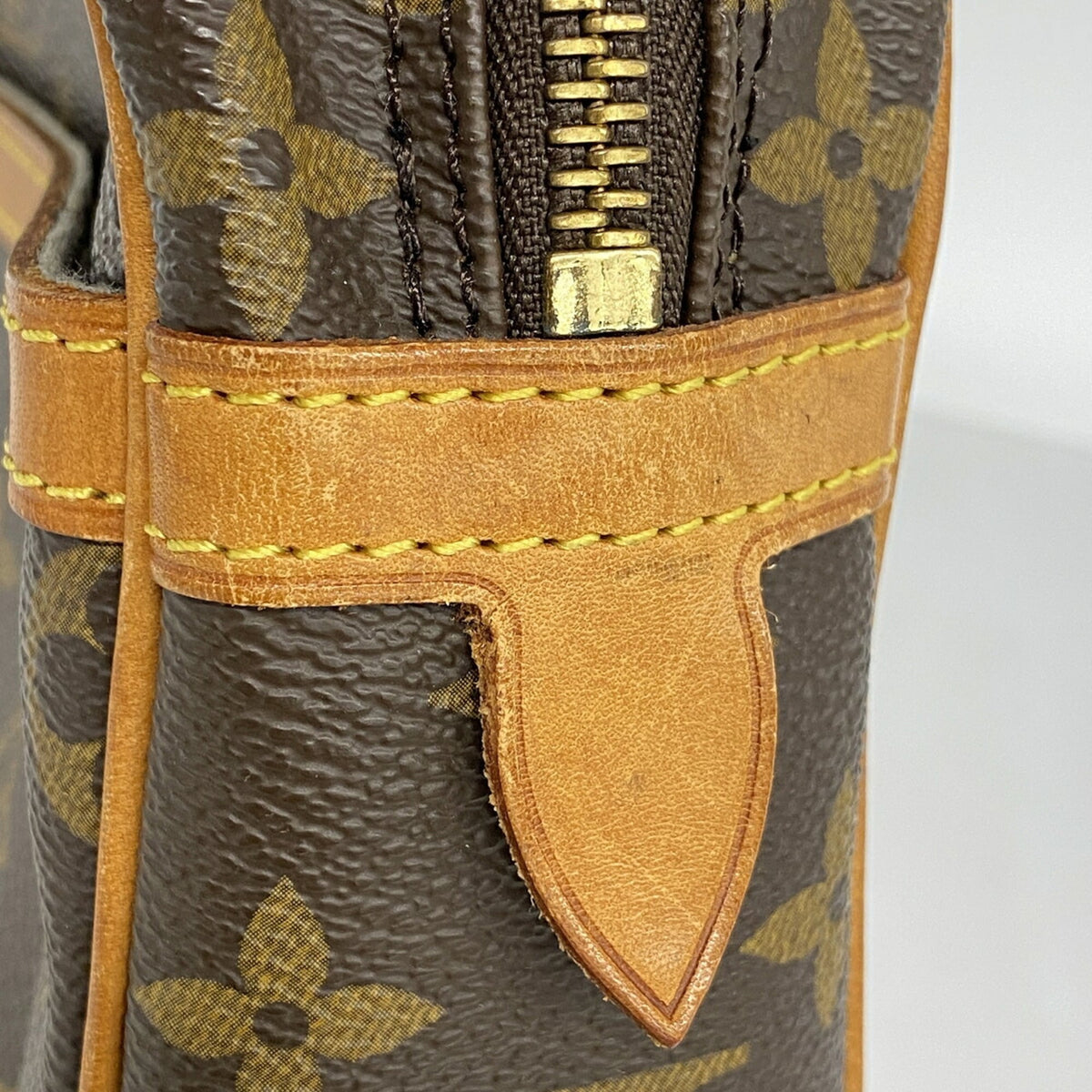 Louis Vuitton Brown Clutch Bag (Pre-Owned)