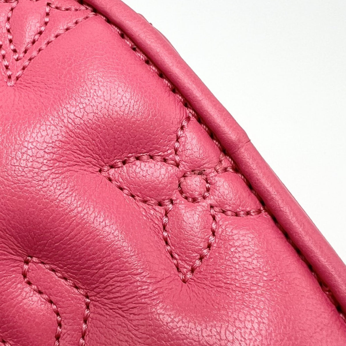 Louis Vuitton Pink Leather Pouch Shoulder Bag (Pre-Owned)