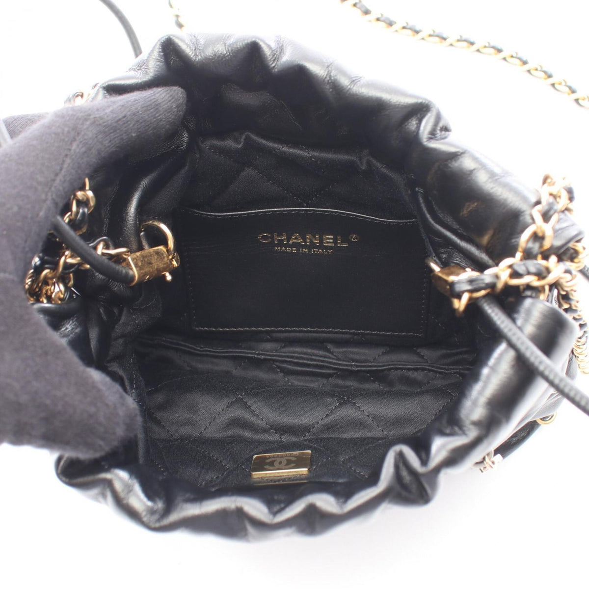 Chanel Black Leather Shoulder Bag (Pre-Owned)