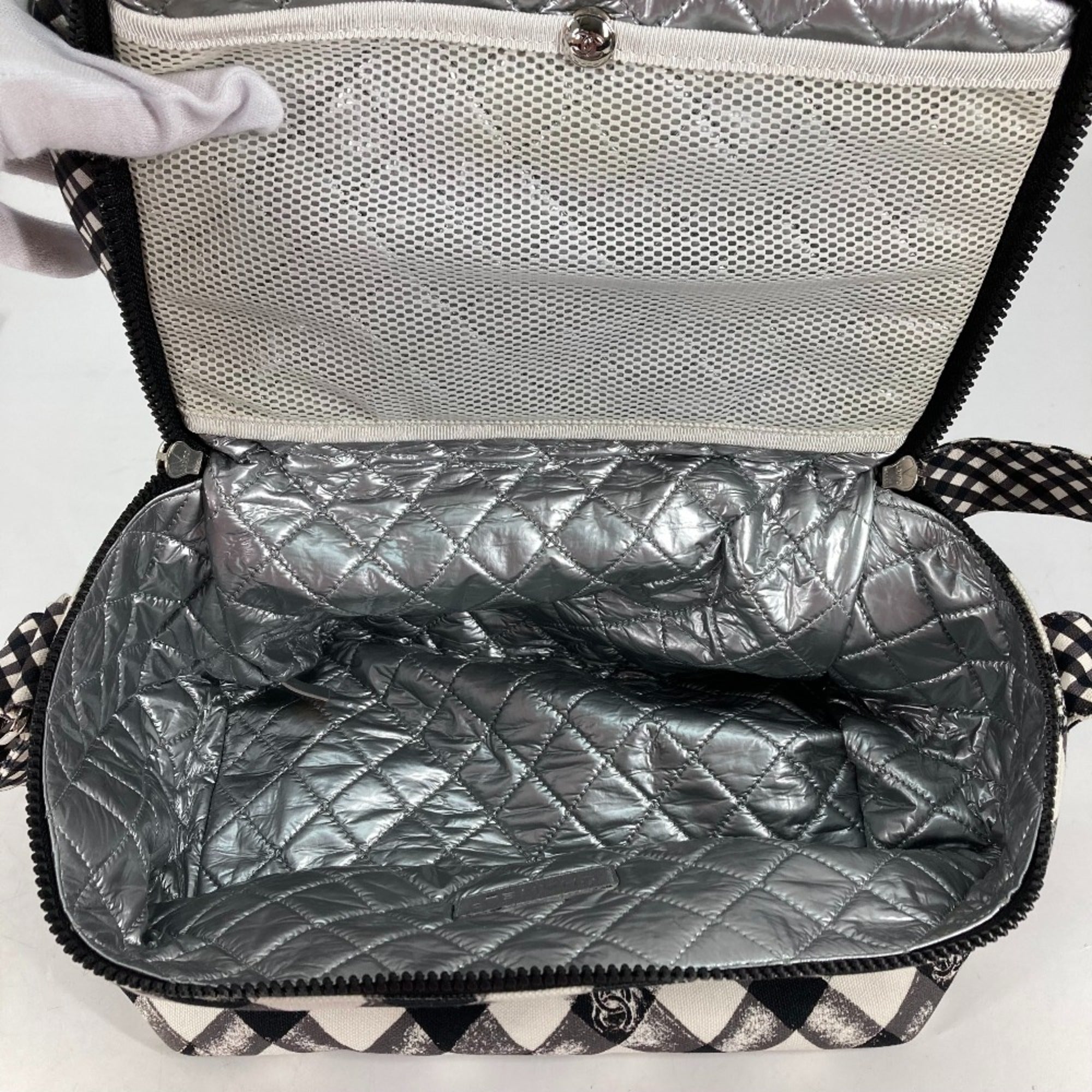 Chanel White Cloth Shoulder Bag (Pre-Owned)