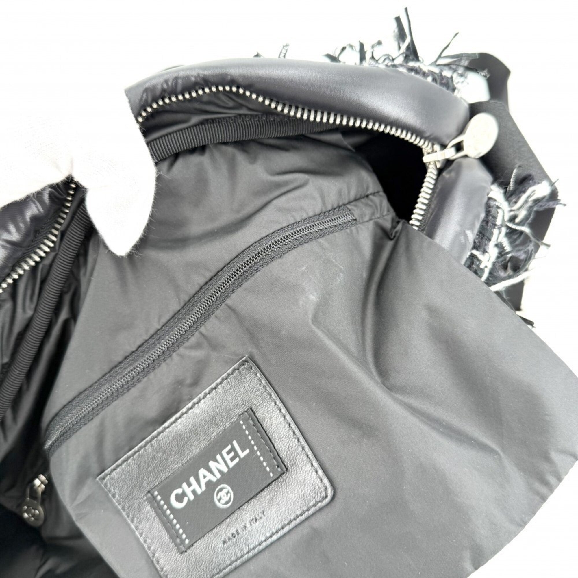 Chanel Black Nylon Shoulder Bag (Pre-Owned)