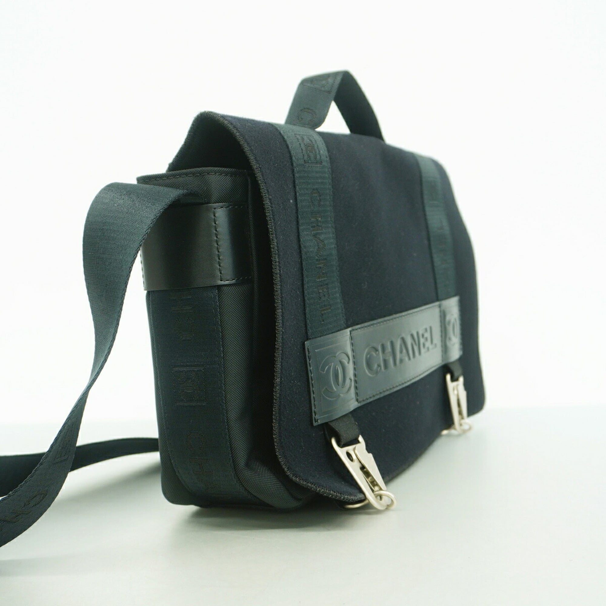 Chanel Black Leather Felt Handbag (Pre-Owned)
