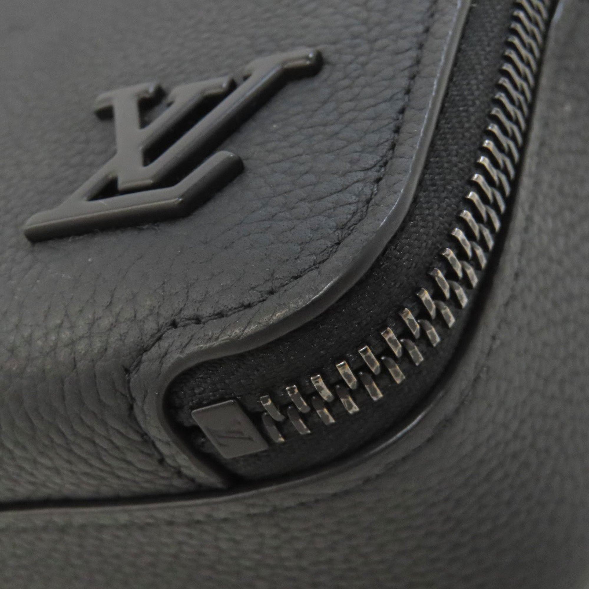 Louis Vuitton Noir Shoulder Bag (Pre-Owned)