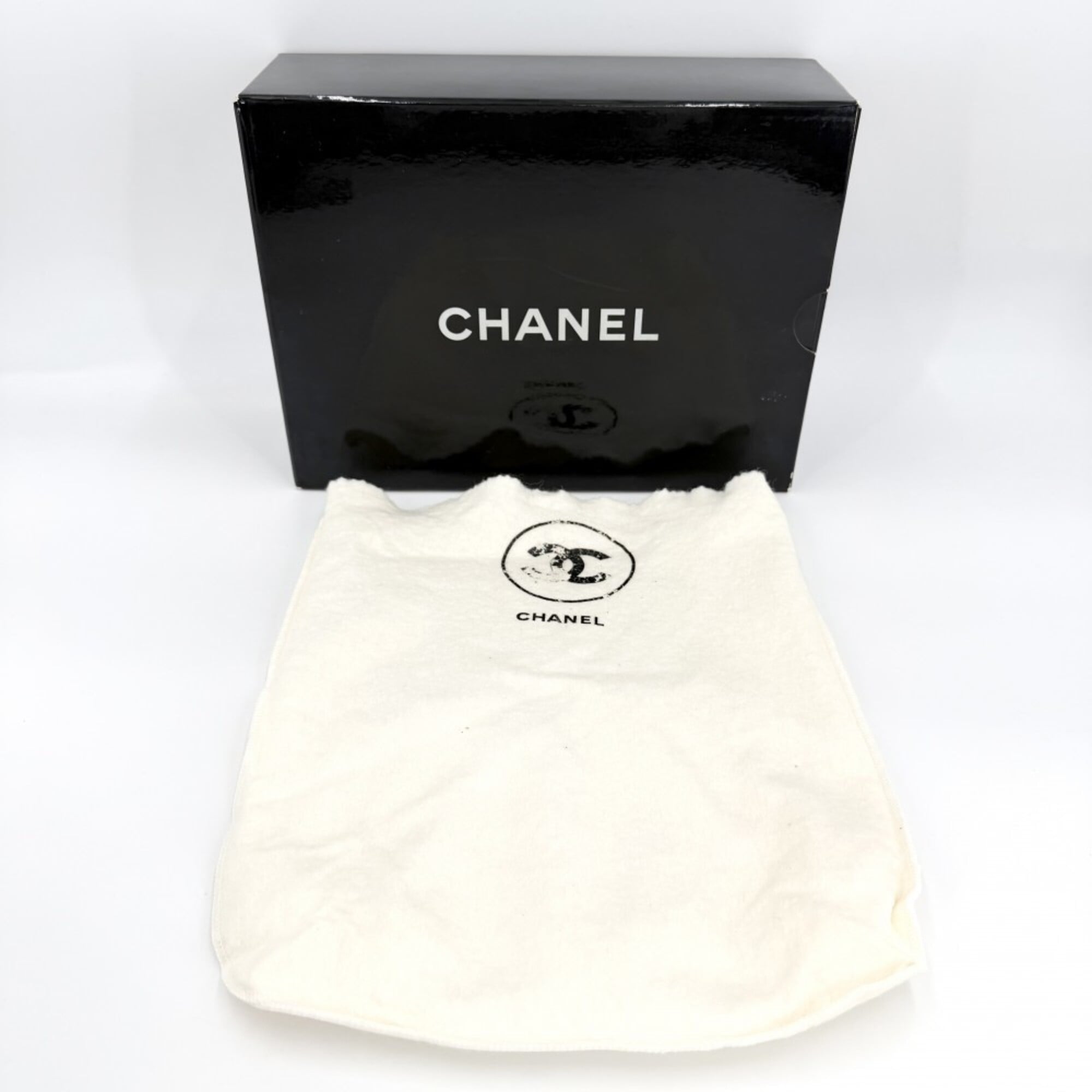 Chanel Black Leather Shoulder Bag (Pre-Owned)
