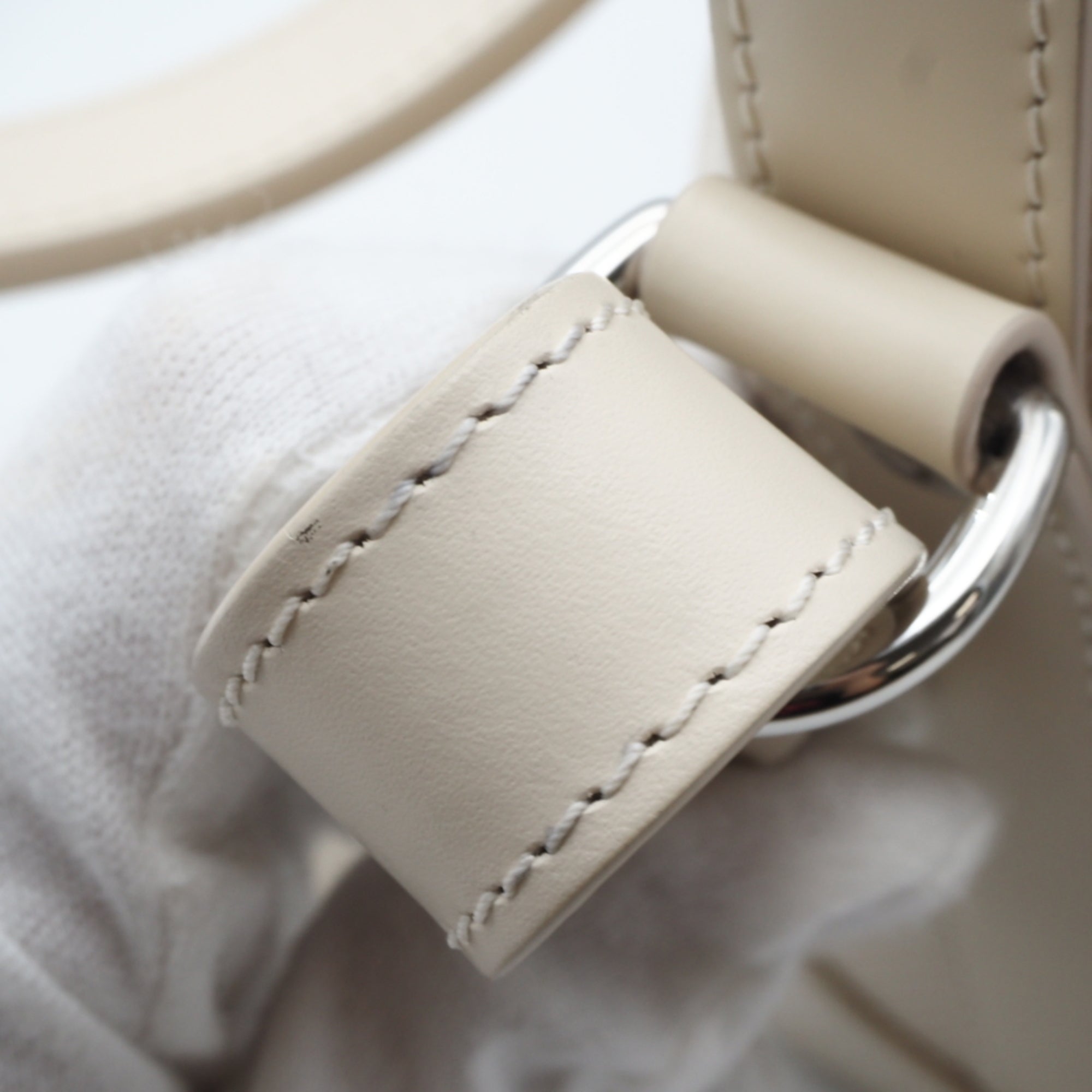 Louis Vuitton Ivory Leather Shoulder Bag (Pre-Owned)
