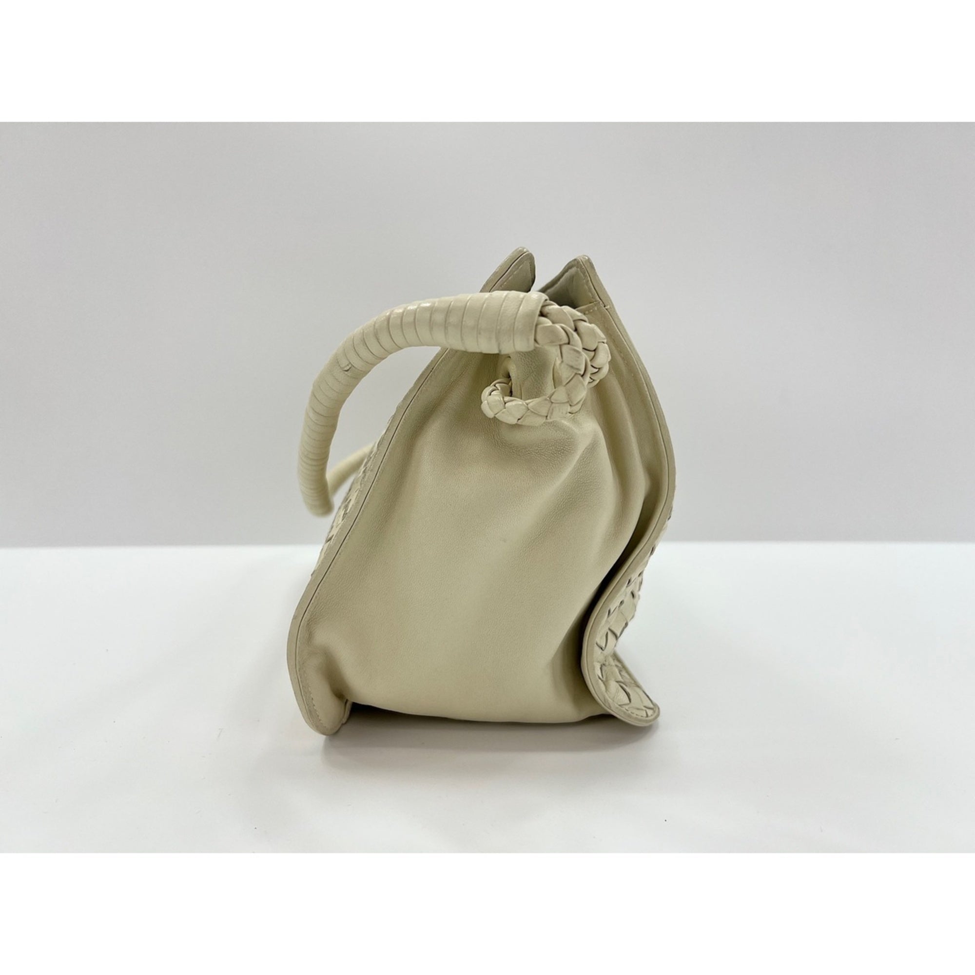 Bottega Veneta White Shoulder Bag (Pre-Owned)