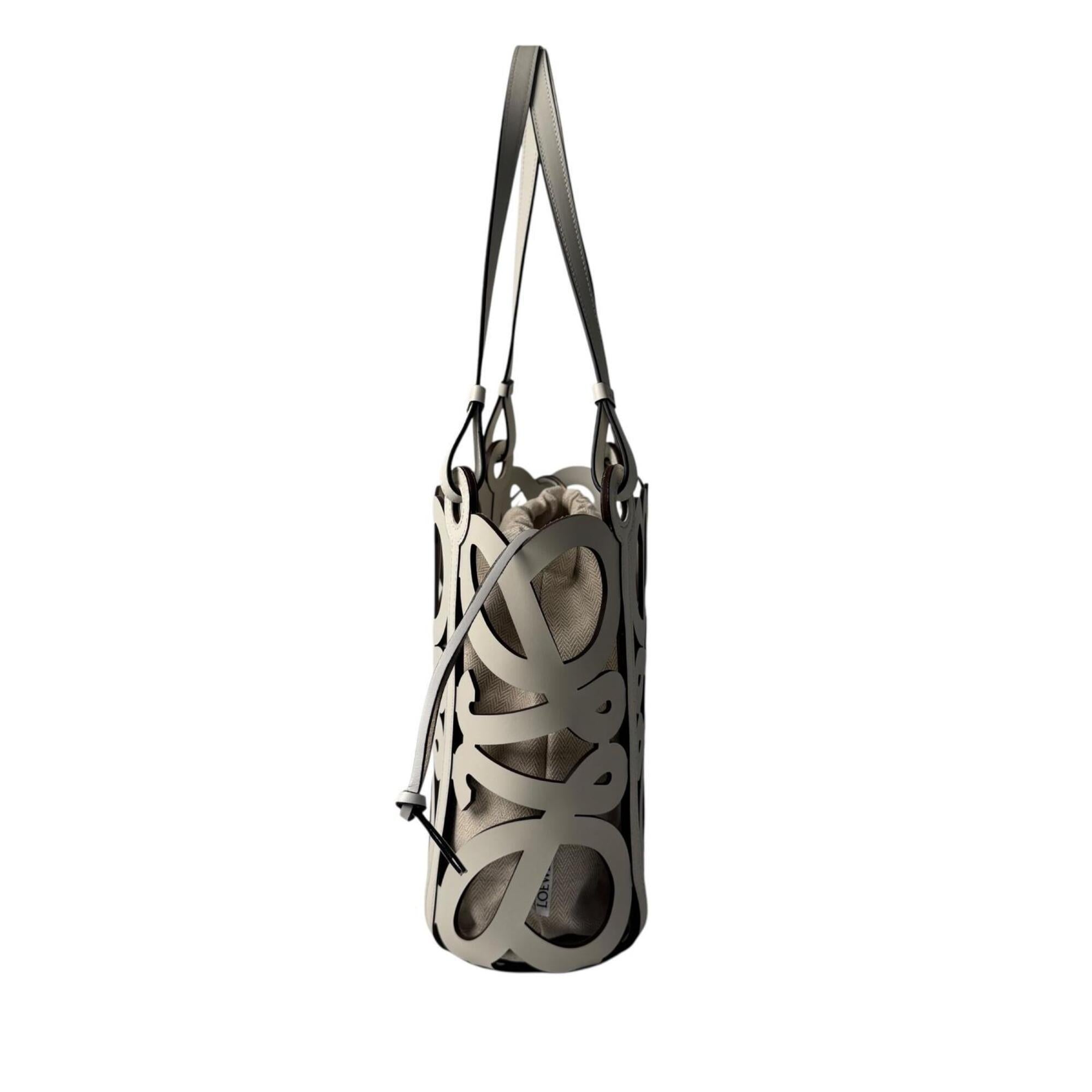 Loewe White Leather Tote Bag (Pre-Owned)