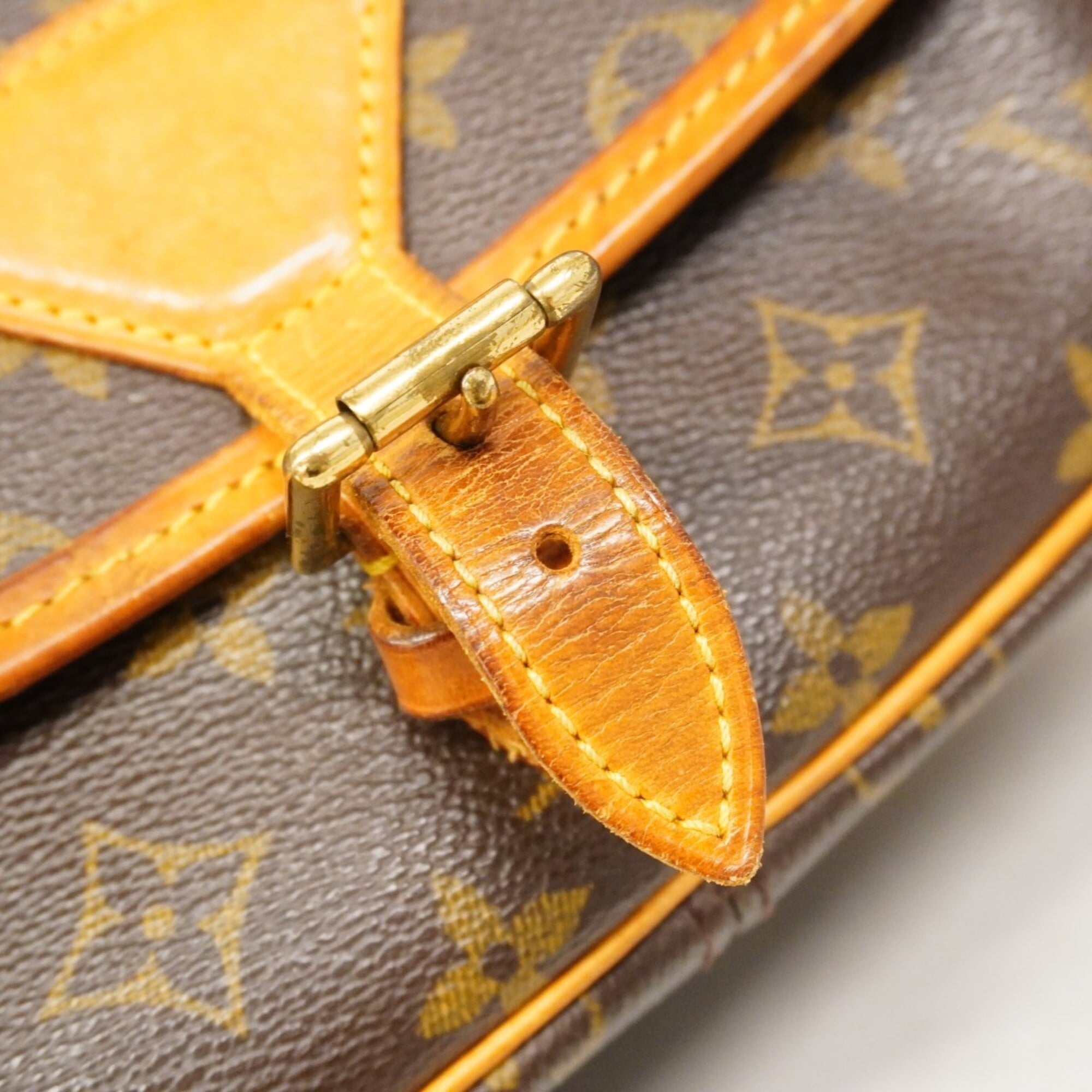 Louis Vuitton Brown Shoulder Bag (Pre-Owned)
