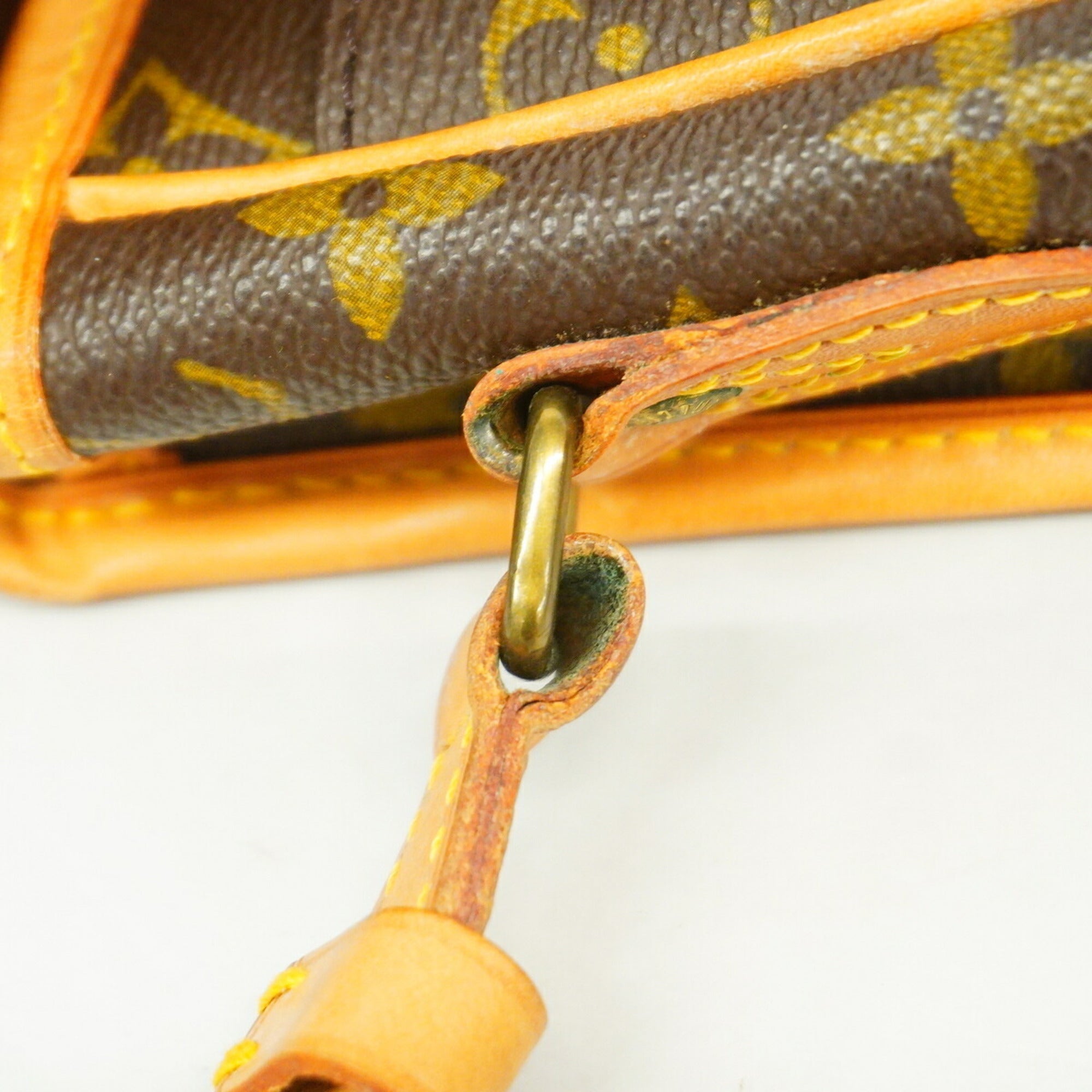 Louis Vuitton Brown Shoulder Bag (Pre-Owned)
