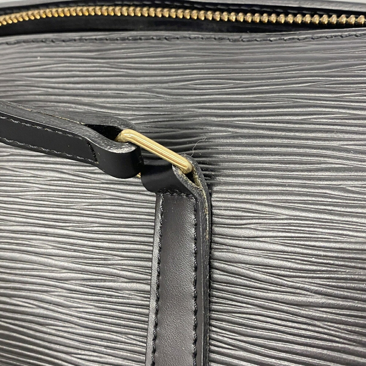 Louis Vuitton Noir Handbag (Pre-Owned)