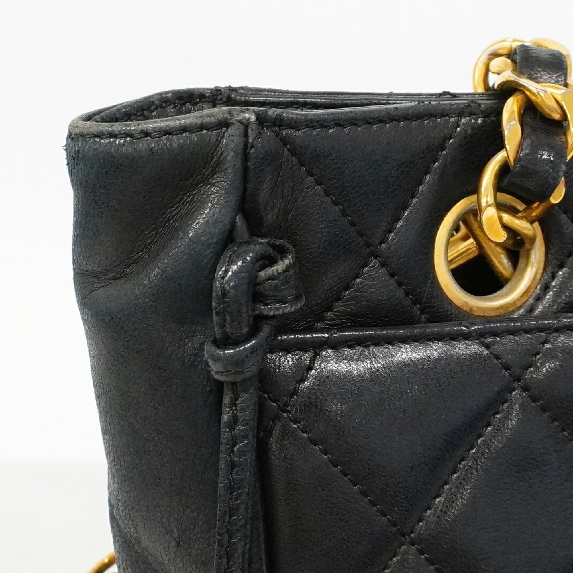 Chanel Black Leather Shoulder Bag (Pre-Owned)