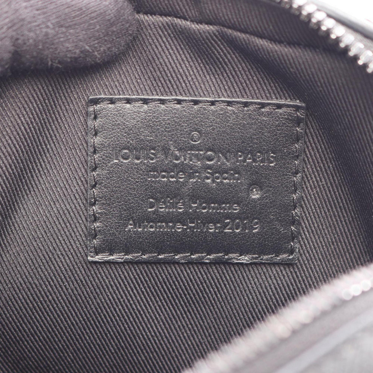 Louis Vuitton Black Noir Taiga Leather Leather Handbag Shoulder Bag (Pre-Owned)