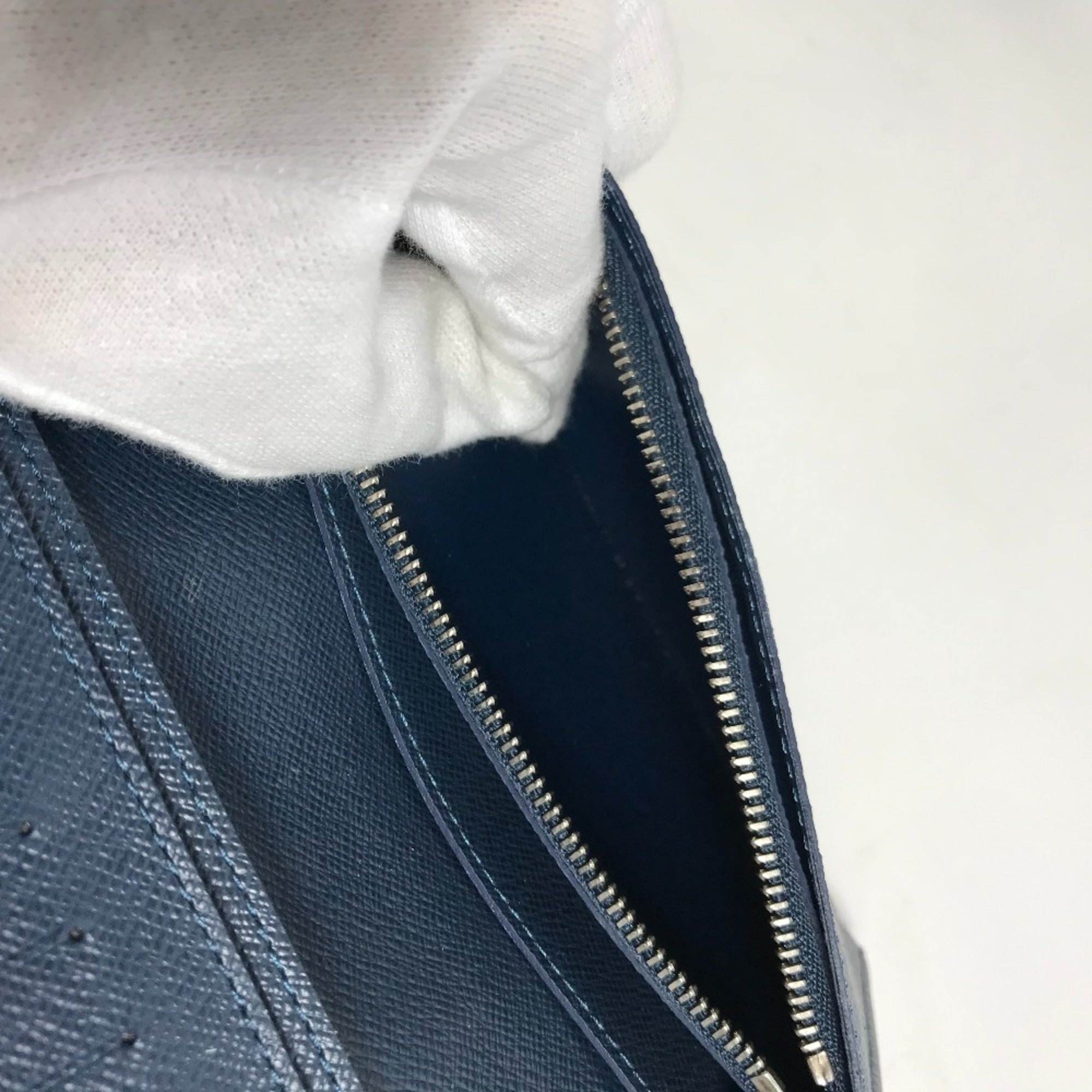 Louis Vuitton Taiga Blue Ocean Taiga Leather Long Wallet (Bi-Fold) (Pre-Owned)