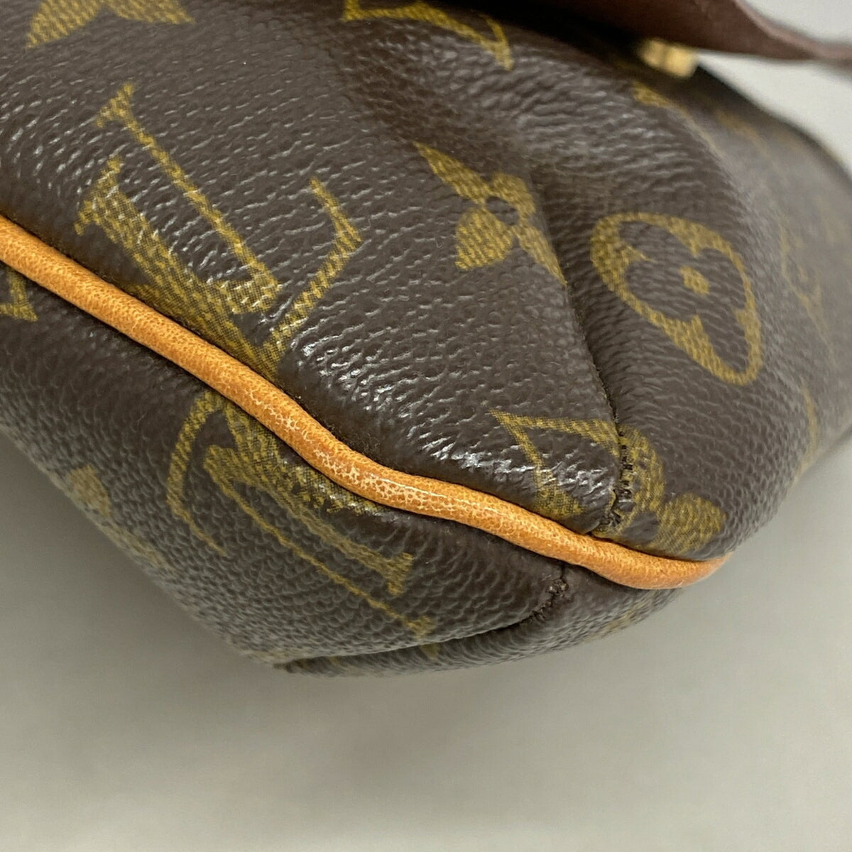 Louis Vuitton Brown Shoulder Bag (Pre-Owned)