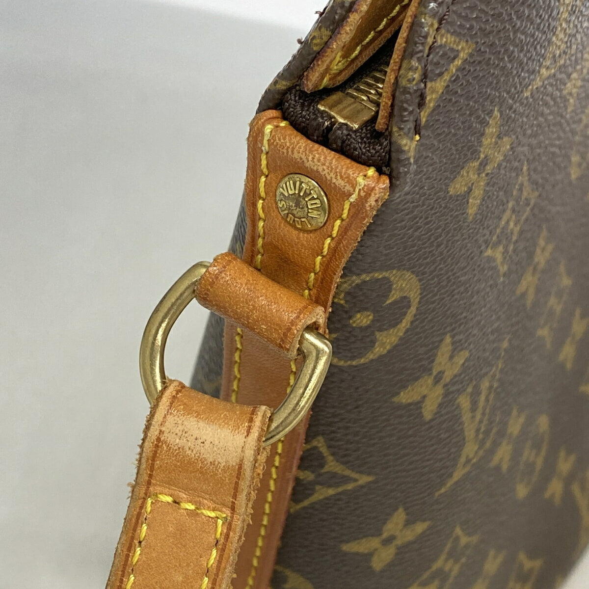Louis Vuitton Brown Shoulder Bag (Pre-Owned)