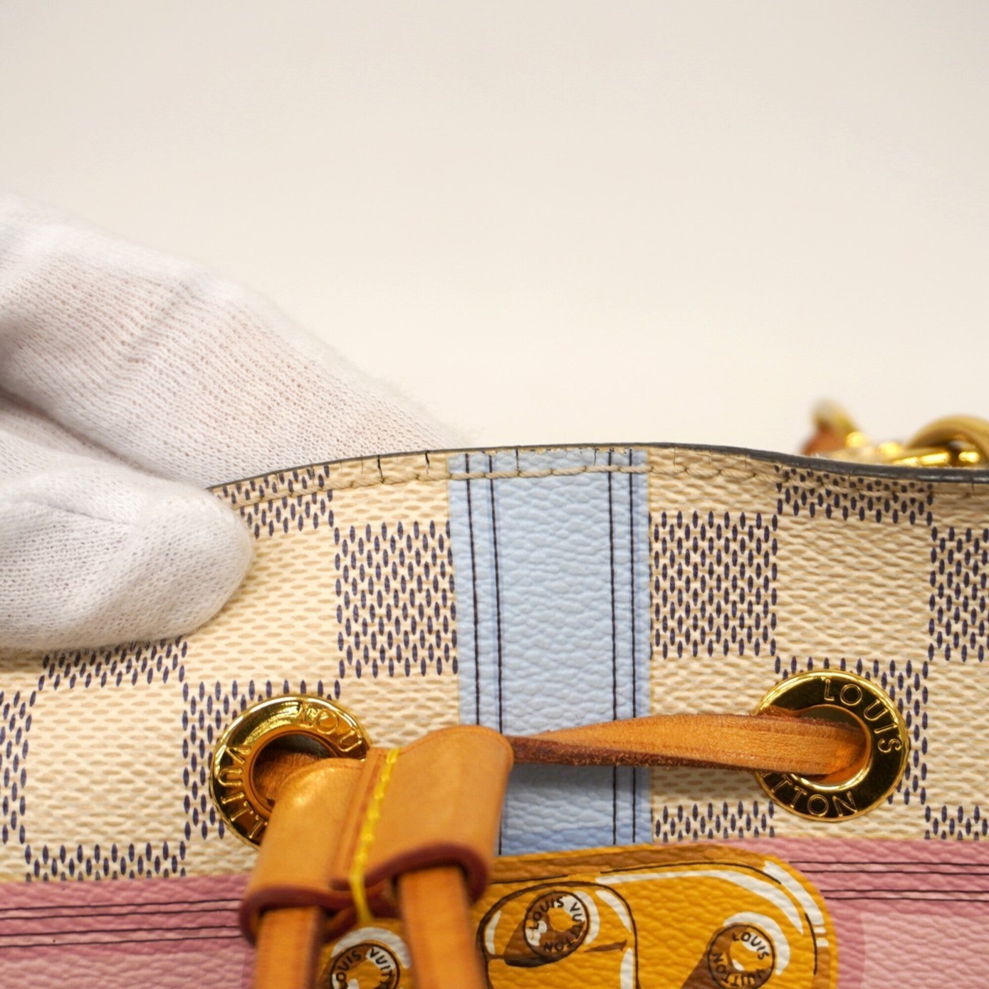 Louis Vuitton White Shoulder Bag (Pre-Owned)