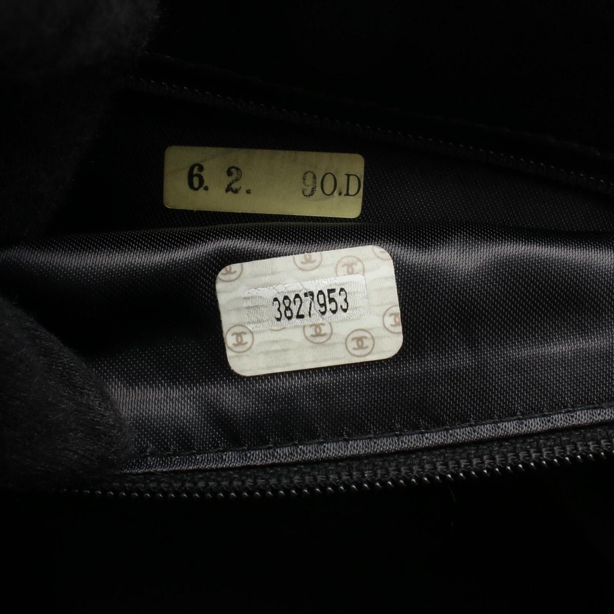 Chanel Black Grained Calfskin Handbag (Pre-Owned)