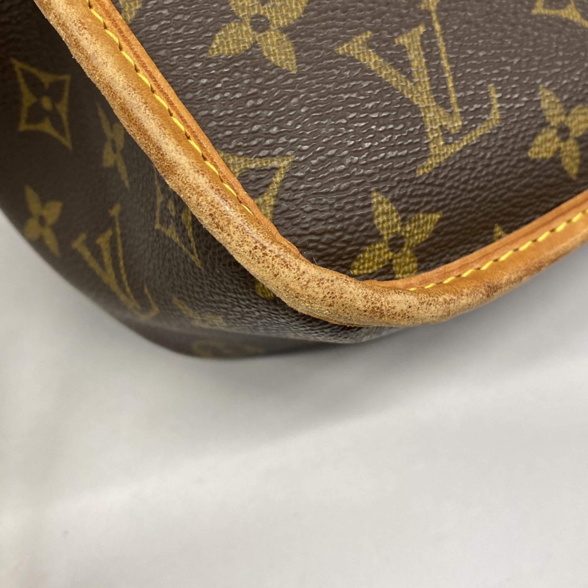 Louis Vuitton Brown Shoulder Bag (Pre-Owned)