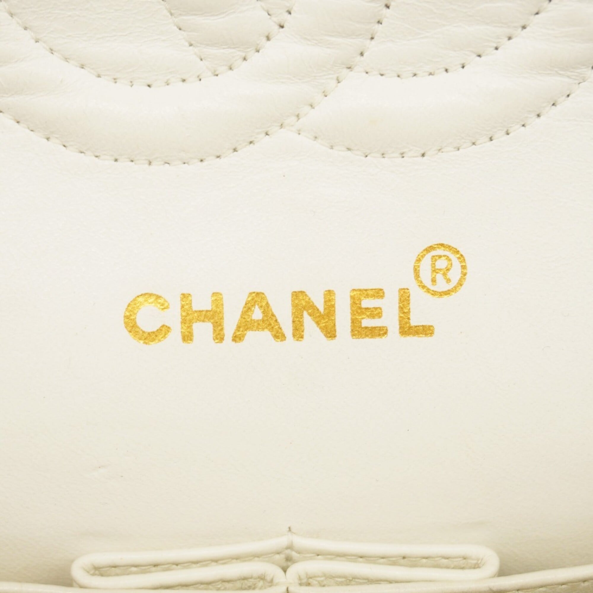 Chanel White Leather Shoulder Bag (Pre-Owned)