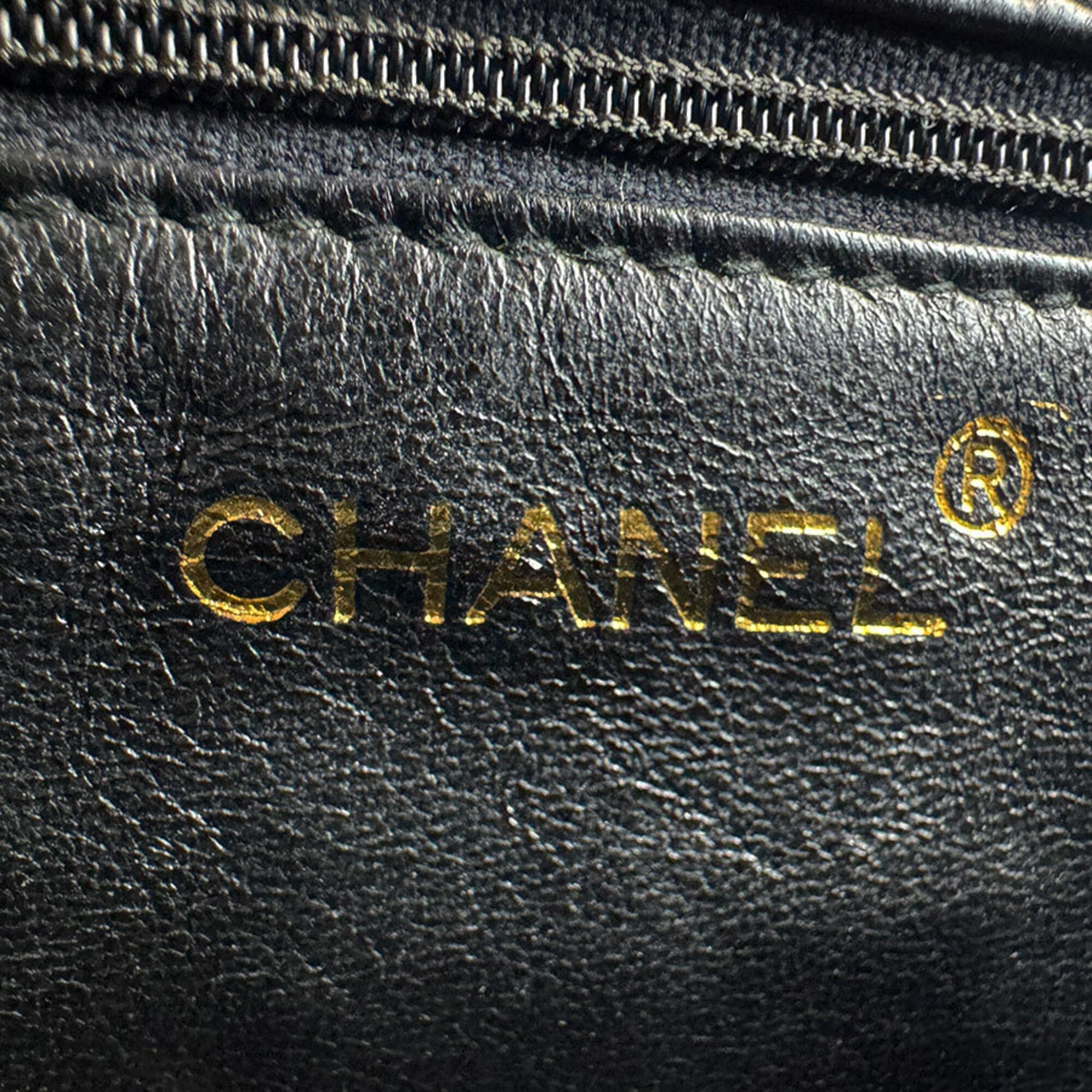 Chanel Black Leather Shoulder Bag (Pre-Owned)